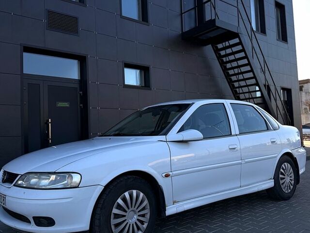 Белый Опель Вектра, объемом двигателя 1.8 л и пробегом 340 тыс. км за 3000 $, фото 1 на Automoto.ua