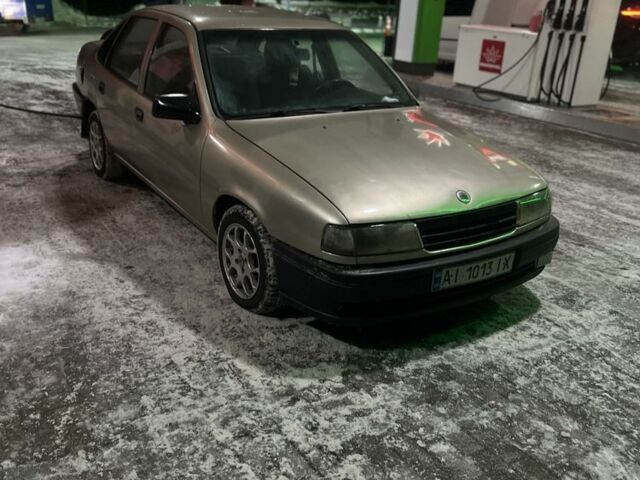 Бежевый Опель Вектра, объемом двигателя 2 л и пробегом 300 тыс. км за 700 $, фото 1 на Automoto.ua