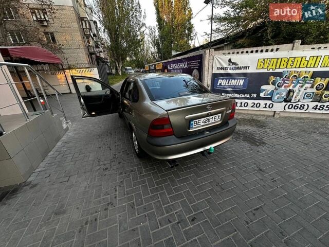 Бежевий Опель Вектра, об'ємом двигуна 2.5 л та пробігом 230 тис. км за 1700 $, фото 1 на Automoto.ua
