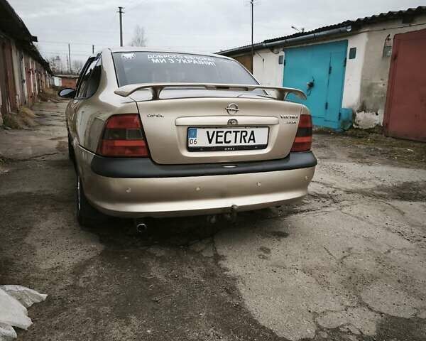 Бежевый Опель Вектра, объемом двигателя 2 л и пробегом 419 тыс. км за 3500 $, фото 1 на Automoto.ua