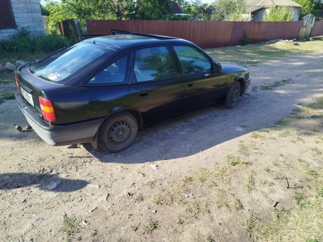 Черный Опель Вектра, объемом двигателя 1.6 л и пробегом 340 тыс. км за 900 $, фото 1 на Automoto.ua