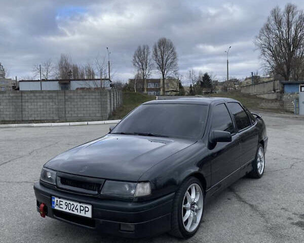 Черный Опель Вектра, объемом двигателя 2 л и пробегом 400 тыс. км за 3000 $, фото 1 на Automoto.ua
