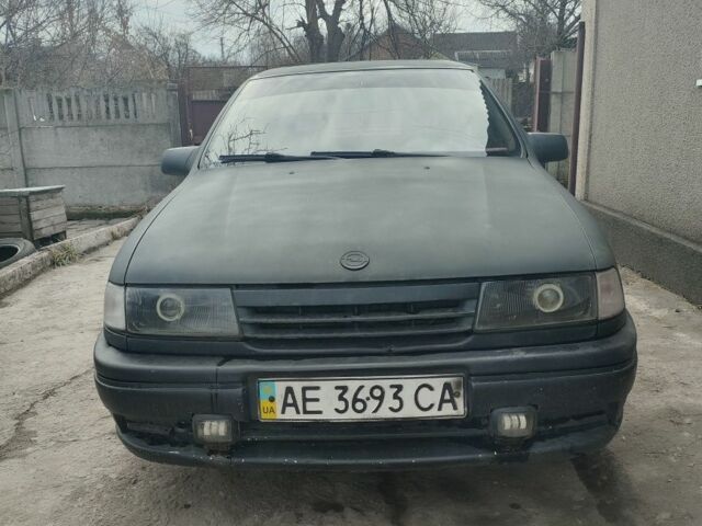 Черный Опель Вектра, объемом двигателя 2 л и пробегом 220 тыс. км за 600 $, фото 1 на Automoto.ua