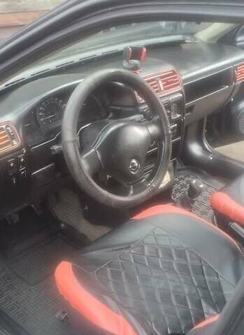 Черный Опель Вектра, объемом двигателя 1.6 л и пробегом 300 тыс. км за 1300 $, фото 1 на Automoto.ua