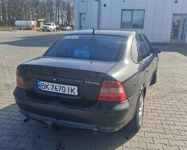 Черный Опель Вектра, объемом двигателя 1.6 л и пробегом 400 тыс. км за 1800 $, фото 1 на Automoto.ua