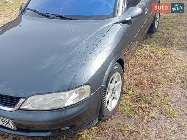 Черный Опель Вектра, объемом двигателя 1.6 л и пробегом 378 тыс. км за 1600 $, фото 1 на Automoto.ua