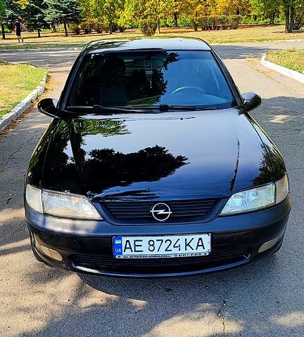 Чорний Опель Вектра, об'ємом двигуна 1.6 л та пробігом 300 тис. км за 2450 $, фото 1 на Automoto.ua