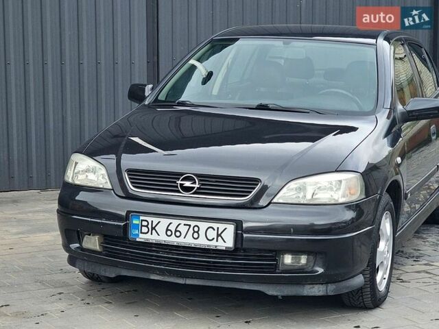 Черный Опель Вектра, объемом двигателя 1.6 л и пробегом 290 тыс. км за 2999 $, фото 1 на Automoto.ua