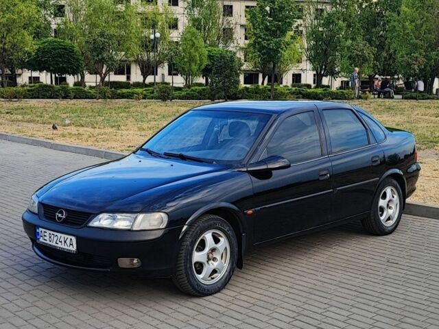 Черный Опель Вектра, объемом двигателя 1.6 л и пробегом 241 тыс. км за 2550 $, фото 1 на Automoto.ua