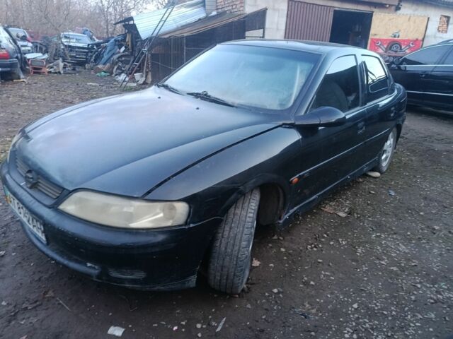 Черный Опель Вектра, объемом двигателя 1.6 л и пробегом 326 тыс. км за 900 $, фото 1 на Automoto.ua