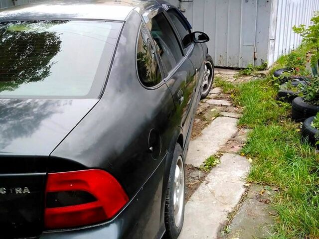 Черный Опель Вектра, объемом двигателя 1.8 л и пробегом 340 тыс. км за 2000 $, фото 1 на Automoto.ua