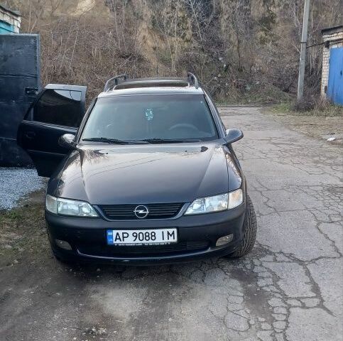Черный Опель Вектра, объемом двигателя 1.8 л и пробегом 240 тыс. км за 4600 $, фото 1 на Automoto.ua