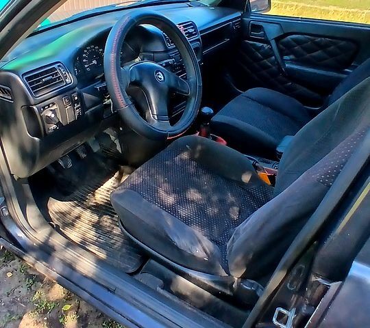 Черный Опель Вектра, объемом двигателя 16 л и пробегом 390 тыс. км за 1300 $, фото 1 на Automoto.ua