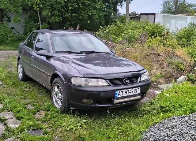 Фиолетовый Опель Вектра, объемом двигателя 1.6 л и пробегом 336 тыс. км за 2000 $, фото 1 на Automoto.ua
