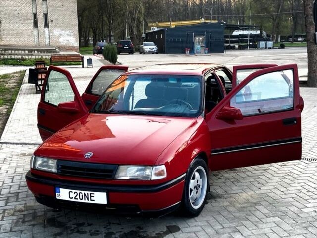 Красный Опель Вектра, объемом двигателя 2 л и пробегом 294 тыс. км за 1600 $, фото 1 на Automoto.ua