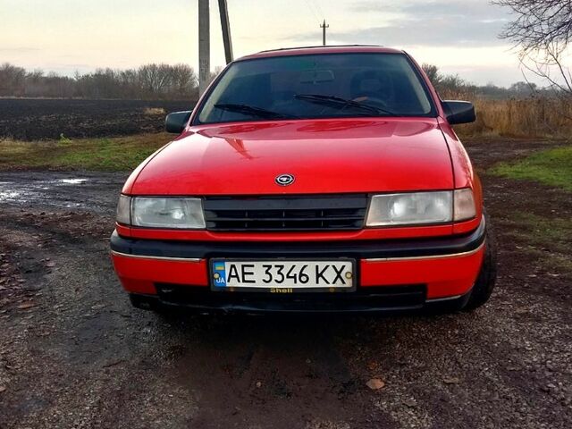 Красный Опель Вектра, объемом двигателя 1.8 л и пробегом 286 тыс. км за 1100 $, фото 1 на Automoto.ua