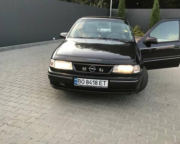 Красный Опель Вектра, объемом двигателя 1.6 л и пробегом 437 тыс. км за 2200 $, фото 1 на Automoto.ua