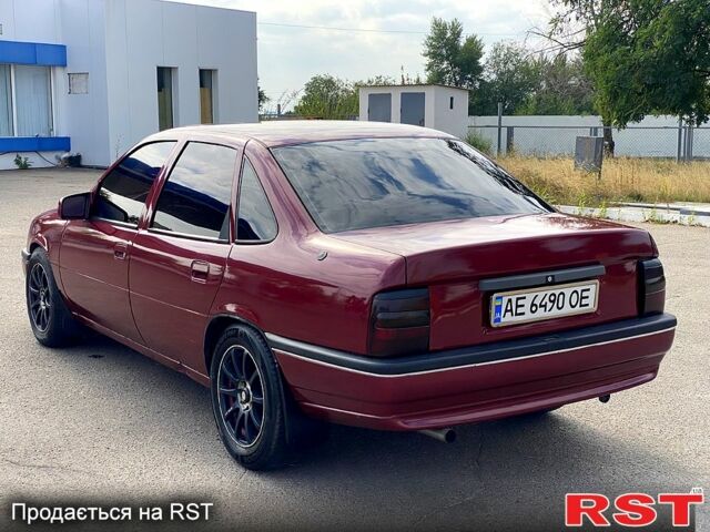 Красный Опель Вектра, объемом двигателя 1.6 л и пробегом 336 тыс. км за 2000 $, фото 1 на Automoto.ua