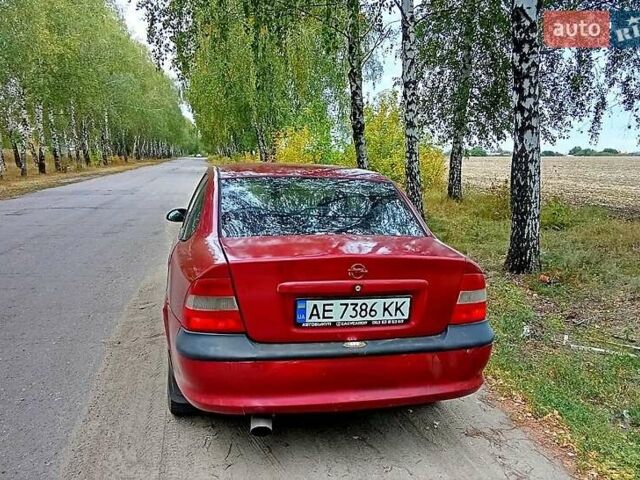 Красный Опель Вектра, объемом двигателя 1.8 л и пробегом 347 тыс. км за 1699 $, фото 1 на Automoto.ua