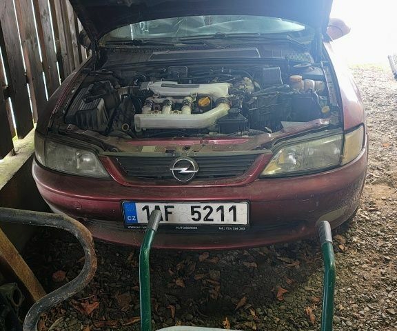 Красный Опель Вектра, объемом двигателя 0 л и пробегом 300 тыс. км за 308 $, фото 1 на Automoto.ua
