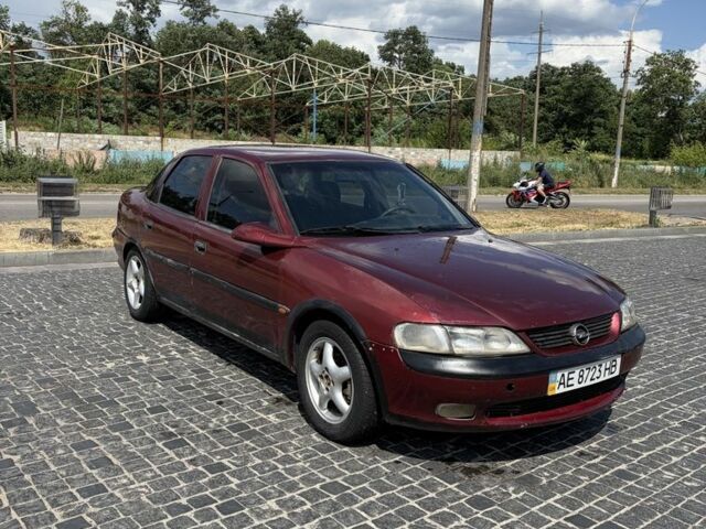 Красный Опель Вектра, объемом двигателя 1.6 л и пробегом 300 тыс. км за 1250 $, фото 1 на Automoto.ua