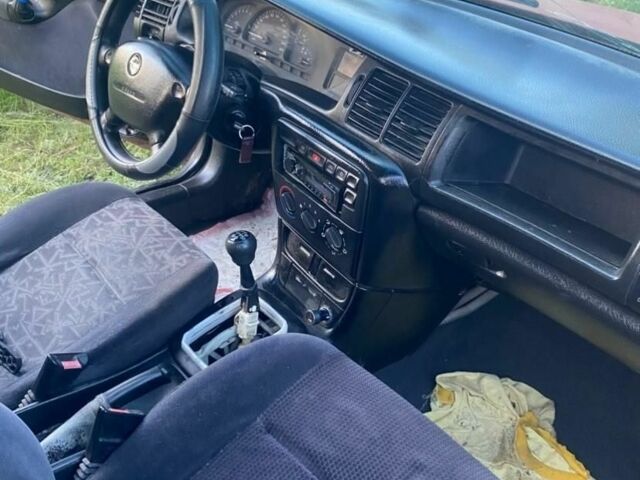 Червоний Опель Вектра, об'ємом двигуна 1.6 л та пробігом 198 тис. км за 1550 $, фото 1 на Automoto.ua