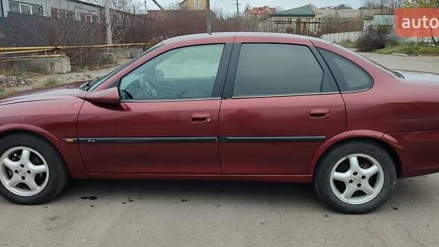 Красный Опель Вектра, объемом двигателя 1.8 л и пробегом 500 тыс. км за 2600 $, фото 1 на Automoto.ua