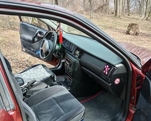 Красный Опель Вектра, объемом двигателя 1.6 л и пробегом 321 тыс. км за 2400 $, фото 1 на Automoto.ua