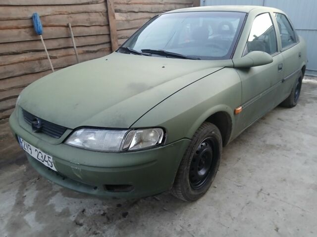 Красный Опель Вектра, объемом двигателя 1.6 л и пробегом 200 тыс. км за 500 $, фото 1 на Automoto.ua