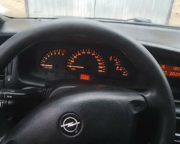 Красный Опель Вектра, объемом двигателя 1.6 л и пробегом 30 тыс. км за 2200 $, фото 1 на Automoto.ua