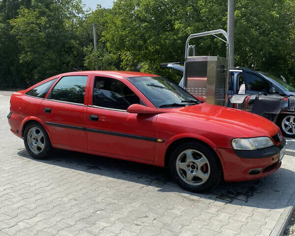 Красный Опель Вектра, объемом двигателя 1.6 л и пробегом 326 тыс. км за 1600 $, фото 1 на Automoto.ua