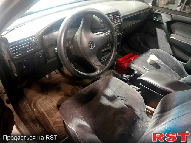 Опель Вектра, объемом двигателя 1.8 л и пробегом 0 тыс. км за 1000 $, фото 1 на Automoto.ua