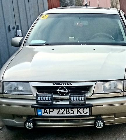 Сірий Опель Вектра, об'ємом двигуна 1.6 л та пробігом 300 тис. км за 1500 $, фото 1 на Automoto.ua