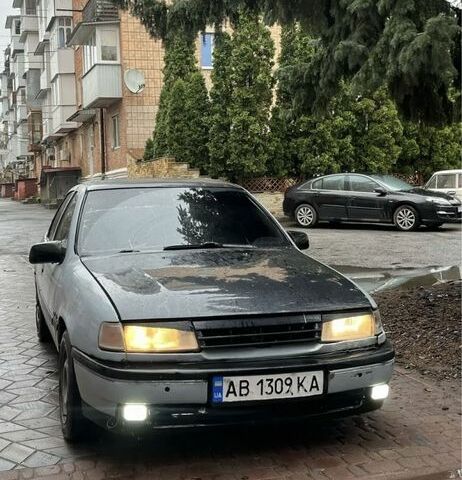 Серый Опель Вектра, объемом двигателя 2 л и пробегом 300 тыс. км за 904 $, фото 1 на Automoto.ua