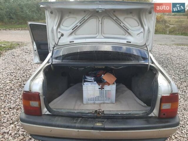 Сірий Опель Вектра, об'ємом двигуна 1.8 л та пробігом 300 тис. км за 850 $, фото 1 на Automoto.ua
