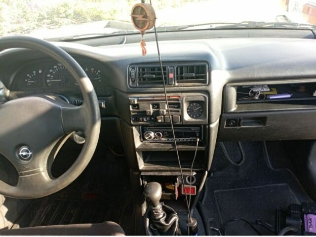 Сірий Опель Вектра, об'ємом двигуна 1.8 л та пробігом 300 тис. км за 1188 $, фото 1 на Automoto.ua