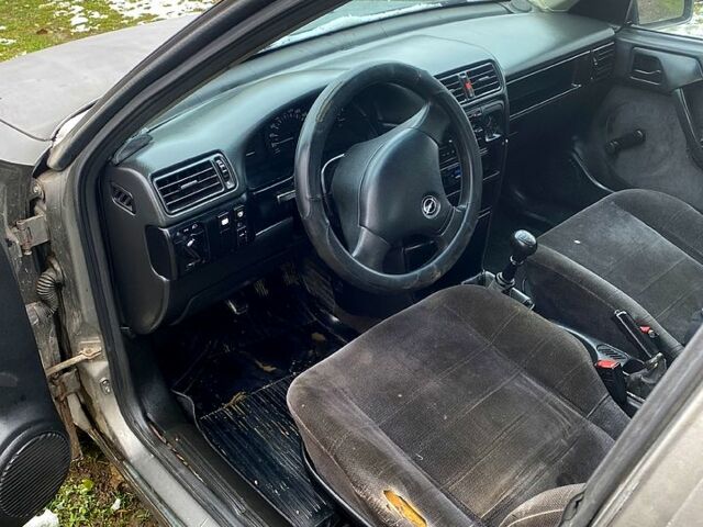 Сірий Опель Вектра, об'ємом двигуна 2 л та пробігом 300 тис. км за 950 $, фото 1 на Automoto.ua