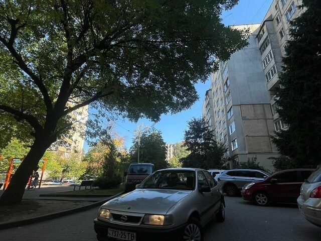 Серый Опель Вектра, объемом двигателя 1.8 л и пробегом 301 тыс. км за 557 $, фото 1 на Automoto.ua