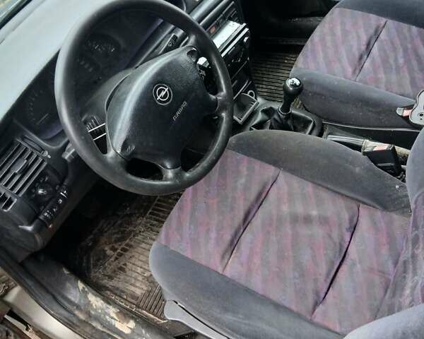 Опель Вектра 1995 в Сторожинце на Automoto.ua Серый Опель Вектра, объемом двигателя 1.6 л и пробегом 128 тыс. км за 1000 $, фото 1 на Automoto.ua