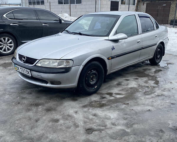 Серый Опель Вектра, объемом двигателя 1.6 л и пробегом 325 тыс. км за 1750 $, фото 1 на Automoto.ua