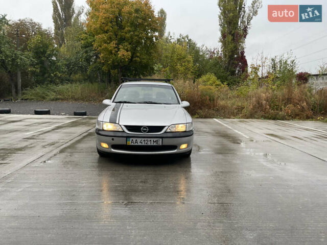Сірий Опель Вектра, об'ємом двигуна 1.8 л та пробігом 200 тис. км за 1999 $, фото 1 на Automoto.ua