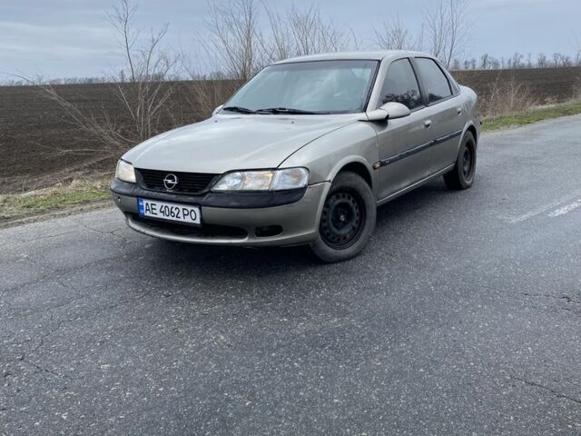 Серый Опель Вектра, объемом двигателя 2 л и пробегом 350 тыс. км за 1700 $, фото 1 на Automoto.ua