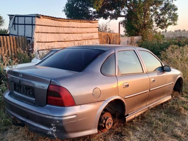 Сірий Опель Вектра, об'ємом двигуна 2.2 л та пробігом 100 тис. км за 800 $, фото 1 на Automoto.ua