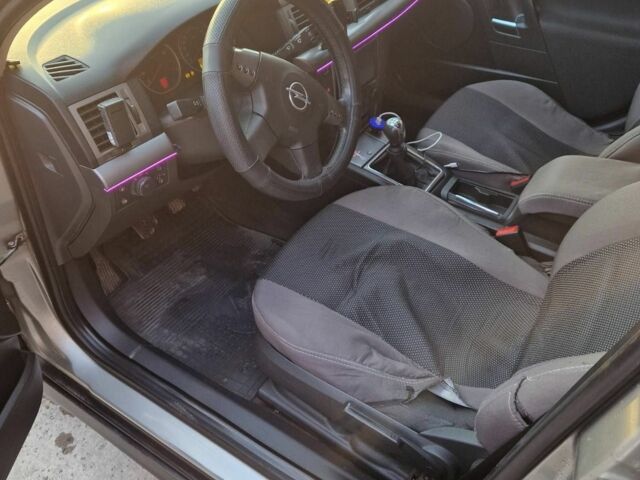 Сірий Опель Вектра, об'ємом двигуна 2.2 л та пробігом 300 тис. км за 3699 $, фото 1 на Automoto.ua