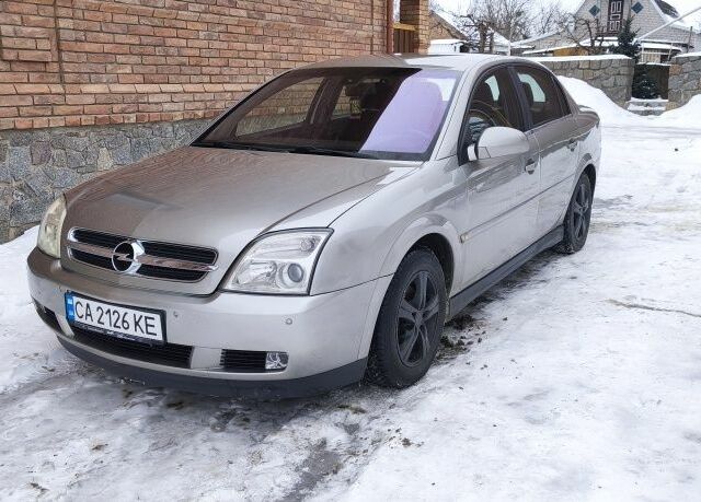 Серый Опель Вектра, объемом двигателя 2.2 л и пробегом 245 тыс. км за 3350 $, фото 1 на Automoto.ua