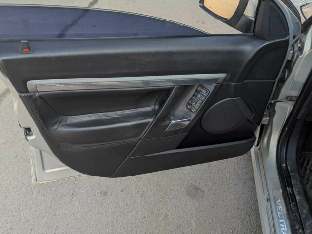 Серый Опель Вектра, объемом двигателя 2.2 л и пробегом 270 тыс. км за 3999 $, фото 1 на Automoto.ua