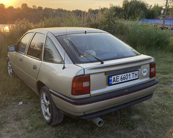 Сірий Опель Вектра, об'ємом двигуна 2 л та пробігом 330 тис. км за 1000 $, фото 1 на Automoto.ua