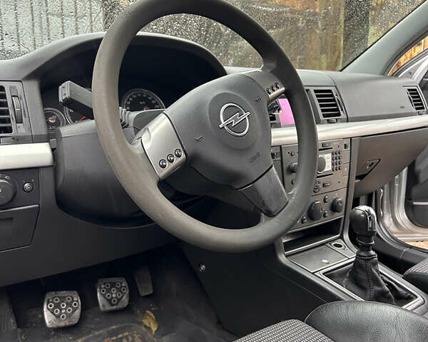 Опель Вектра 2003 в Луцке на Automoto.ua Серый Опель Вектра, объемом двигателя 2.2 л и пробегом 329 тыс. км за 2900 $, фото 1 на Automoto.ua