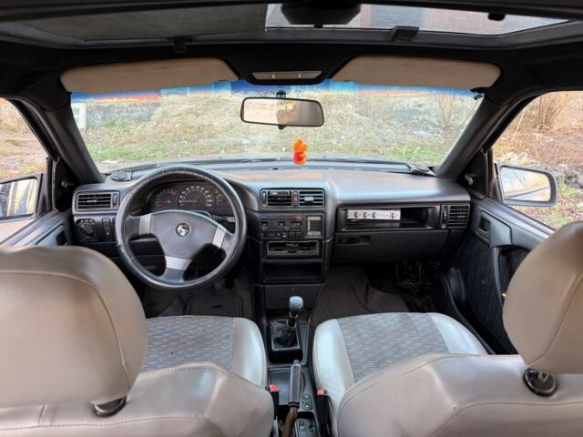 Синий Опель Вектра, объемом двигателя 2 л и пробегом 300 тыс. км за 700 $, фото 1 на Automoto.ua