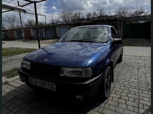 Синий Опель Вектра, объемом двигателя 2 л и пробегом 400 тыс. км за 500 $, фото 1 на Automoto.ua